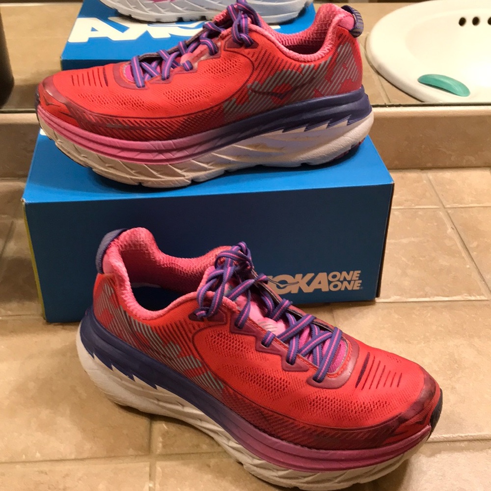 Hoka women’s Bondi 5 size 8
